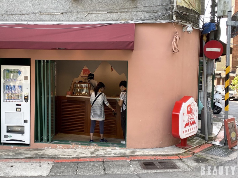 IG超夯的「解解渴有限公司」大象餐包!超療癒的大象烙印,加碼酸甜的野生愛玉也是必點