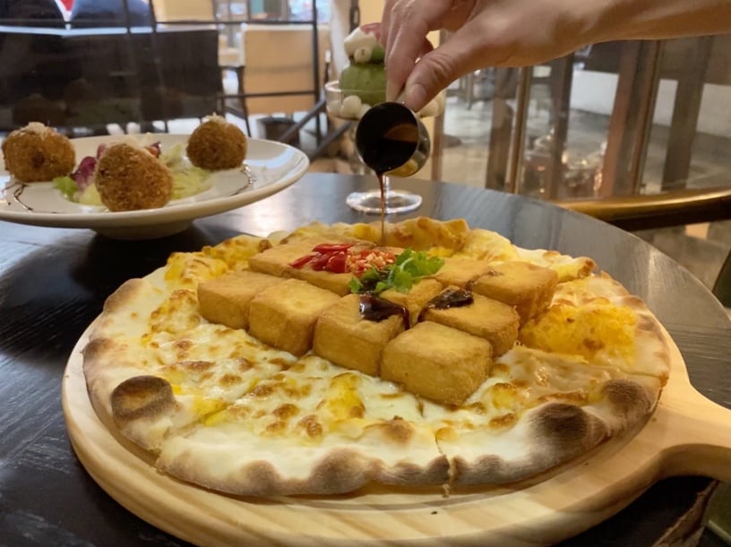 「400次咖啡」台灣也喝得到!香濃的焦糖奶蓋與焦糖餅,加碼舒芙蕾布丁燒等新品都在這