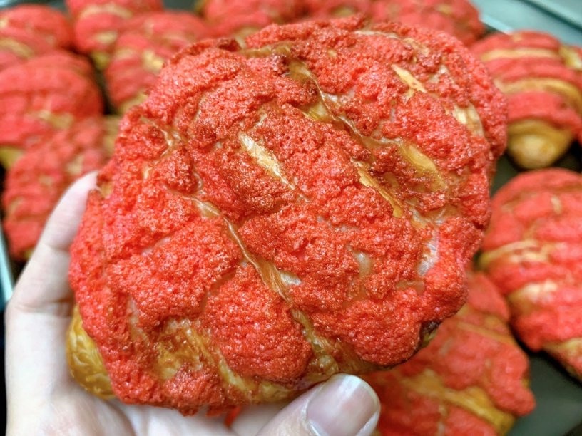 八月堂推新品「紅心番石榴馬卡龍」可頌!綠色馬卡龍糖衣加紅心番石榴內餡酸甜美味必吃