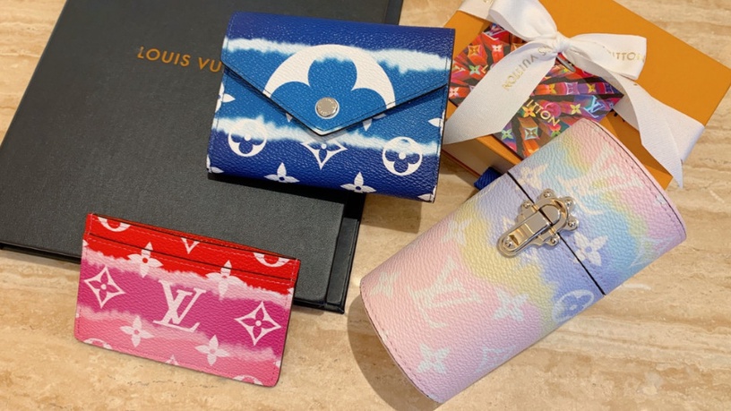 LOUIS VUITTON 2020春夏推出的Escale系列,將LV經典包款Speedy 30、Neverfull與Onthego通通換上漸層紮染色,一整個美到冒泡。