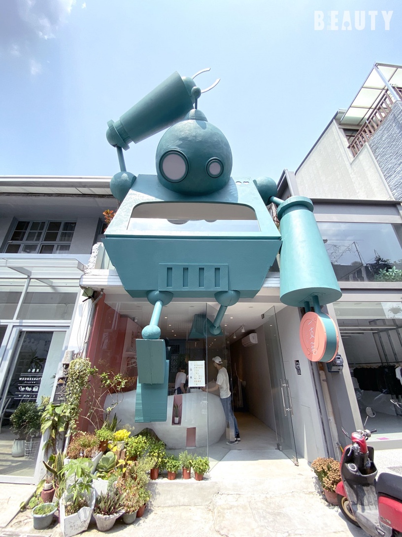 台中超夯打卡景點「一支毛」!超可愛的機器人加上白眼仙人掌,竟然還推出小黃瓜氣泡飲