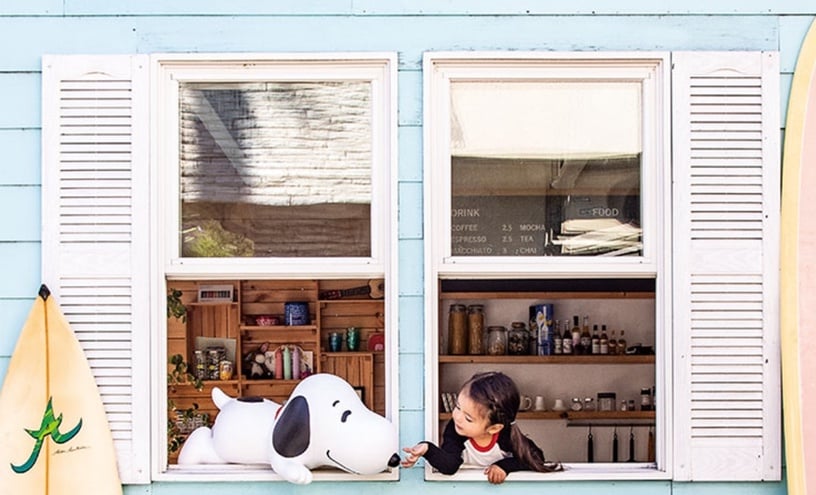 最近日本一款「史努比萬用玩偶」人氣超高，一推出立刻引起搶購風潮！快往右滑看更多精彩圖集。