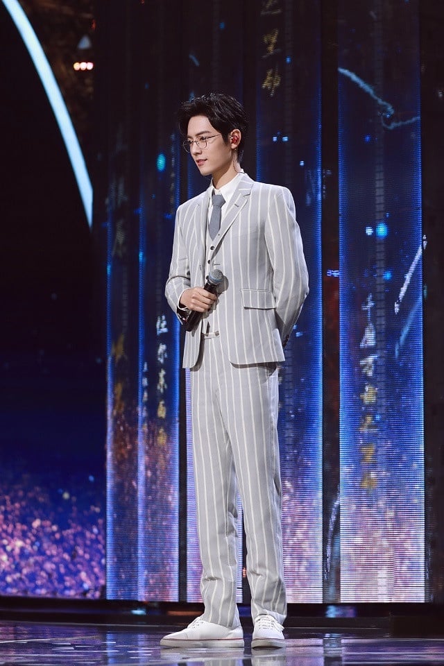 李現新封面秀長腿!內娛公佈10男星真實身高體重,李現比王一博重15kg,高偉光191巨人