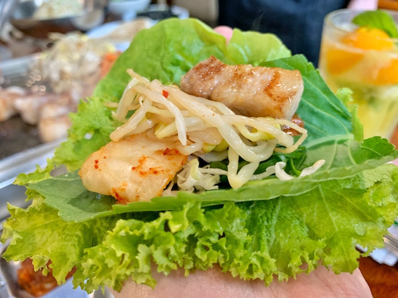 日式韓國生菜包烤肉「菜豚屋」肉量1.5倍大升級!滿滿韓式配菜加豬豬炒飯必吃!