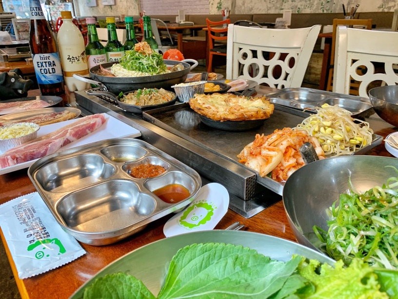 日式韓國生菜包烤肉「菜豚屋」肉量1.5倍大升級!滿滿韓式配菜加豬豬炒飯必吃!