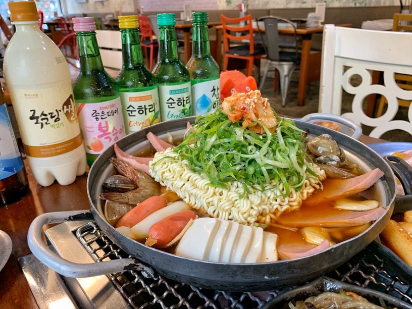 日式韓國生菜包烤肉「菜豚屋」肉量1.5倍大升級!滿滿韓式配菜加豬豬炒飯必吃!