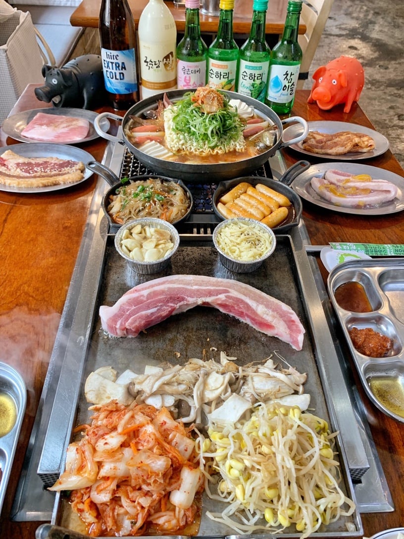 日式韓國生菜包烤肉「菜豚屋」肉量1.5倍大升級!滿滿韓式配菜加豬豬炒飯必吃!