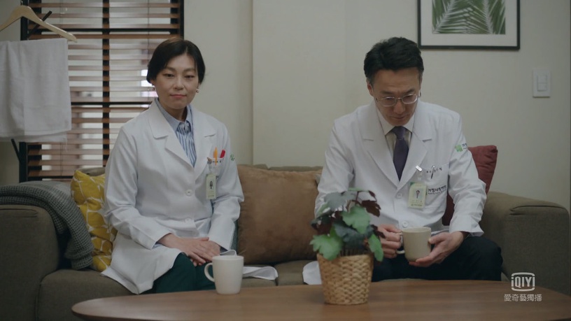 《夫婦的世界》善雨閨蜜比渣男還討人厭!給渣男通風報信、看戲還要裝好人,超假掰!