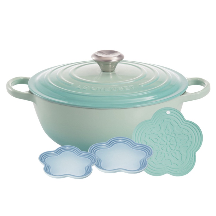 歐美鑄鐵鍋品牌 Le Creuset 推出許多鍋具優惠組合,快來看看要買哪款孝敬媽迷吧!往右滑看更多推薦~