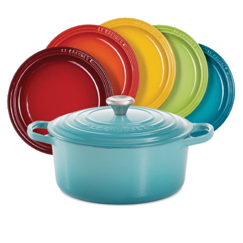 歐美鑄鐵鍋品牌 Le Creuset 推出許多鍋具優惠組合,快來看看要買哪款孝敬媽迷吧!往右滑看更多推薦~
