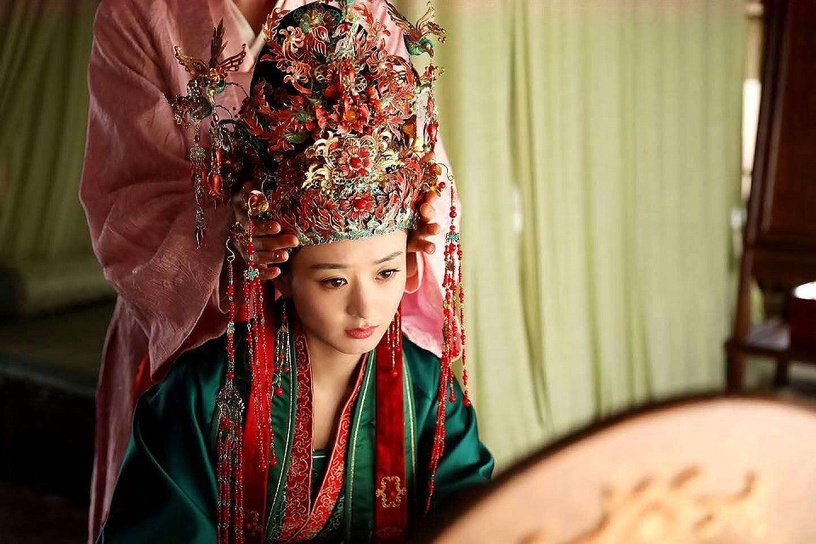 趙麗穎《有翡》造型再曝光!回顧趙麗穎9款「古裝劇大婚造型」,最後一套讓劇迷淚崩