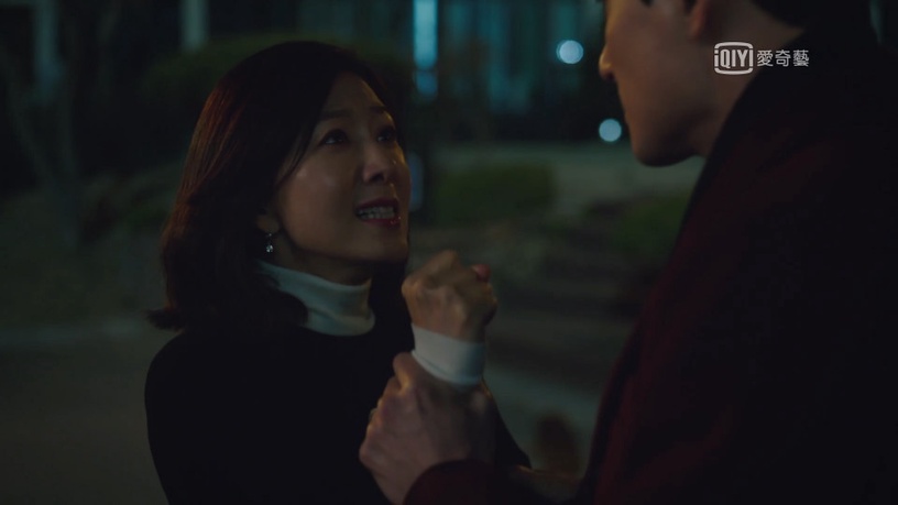《夫婦的世界》金醫生到底是好是壞?曾勸善雨減少工作,暗處觀察表情微妙,都是陰謀?