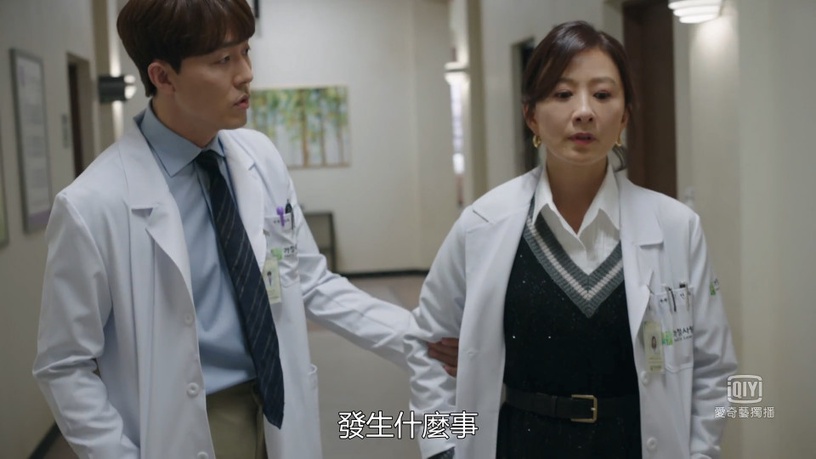 《夫婦的世界》金醫生到底是好是壞?曾勸善雨減少工作,暗處觀察表情微妙,都是陰謀?