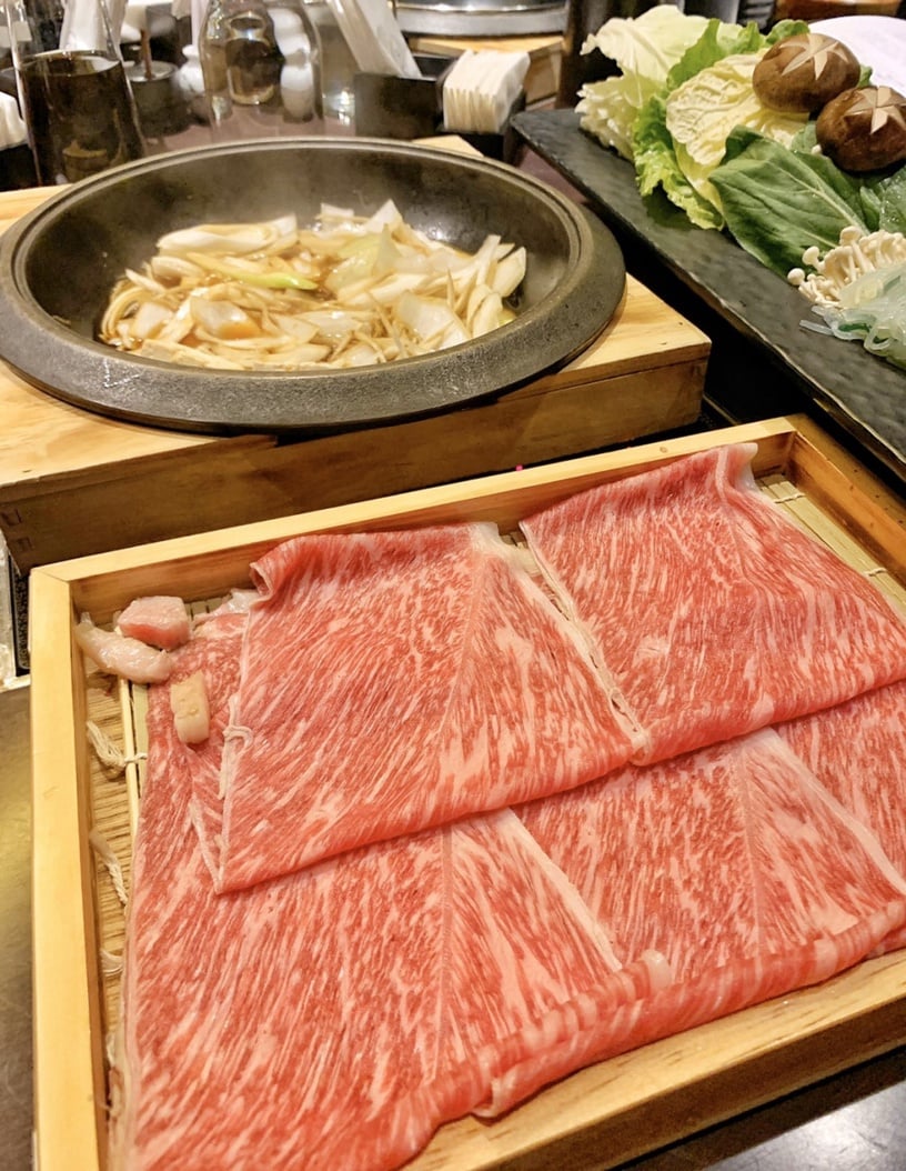 日本A5和牛壽喜燒在家吃得到!晶華「三燔本家」和牛壽喜燒外帶餐登場,超美油花必吃!
