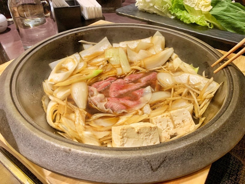 日本A5和牛壽喜燒在家吃得到!晶華「三燔本家」和牛壽喜燒外帶餐登場,超美油花必吃!