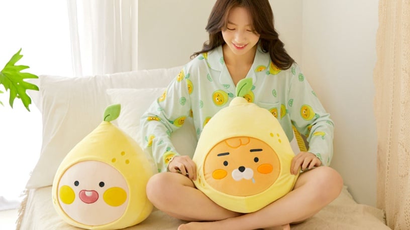 KAKAO FRIENDS夏日系列清爽登場!檸檬大頭的萊恩抱枕超可愛,還有成套居家服必收~
