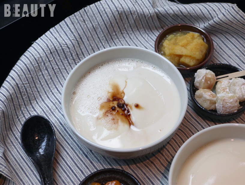 豆花加黑糖牛奶!新北新開幕「巷 • 甜品製造所」,手炒黑糖與厚工的鹽滷豆花真心必吃