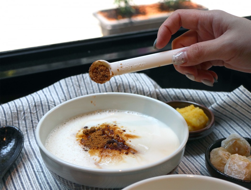 豆花加黑糖牛奶!新北新開幕「巷 • 甜品製造所」,手炒黑糖與厚工的鹽滷豆花真心必吃