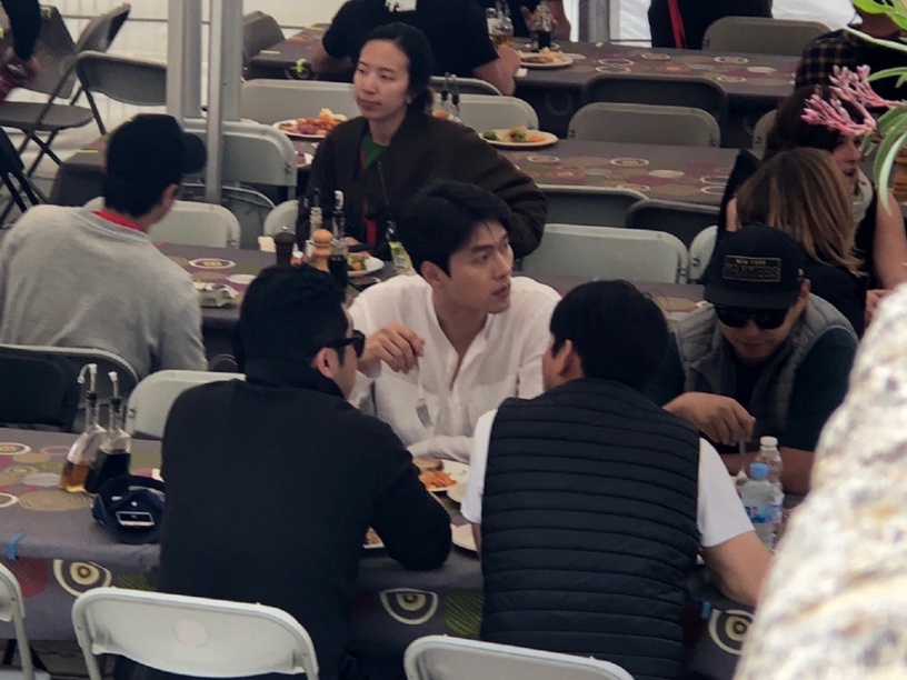玄彬生圖也帥翻!玄彬大長腿把馬路走成伸展台,原來《愛的迫降》世理是這樣看正赫的!