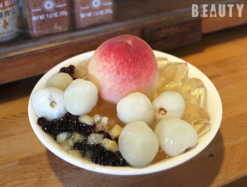 是一整顆水蜜桃!台南清水堂推出季節限定「水蜜桃奶雞愛玉冰」,限時10天給你吃