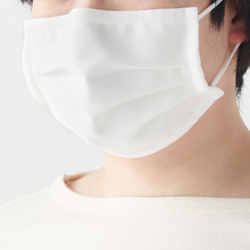 日本無印良品推出一款全白口罩，可以重複清洗高達30次，100%由棉質製成具有絕佳的透氣性和吸水性，並且經過抗菌和除臭處理