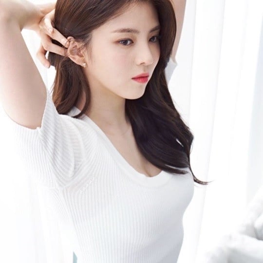 白T穿搭超時髦!女星白T穿搭6技巧,周揚青穿搭時髦精,韓素希、LISA穿搭技巧顯瘦!