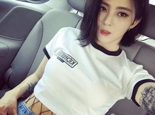 白T穿搭超時髦!女星白T穿搭6技巧,周揚青穿搭時髦精,韓素希、LISA穿搭技巧顯瘦!