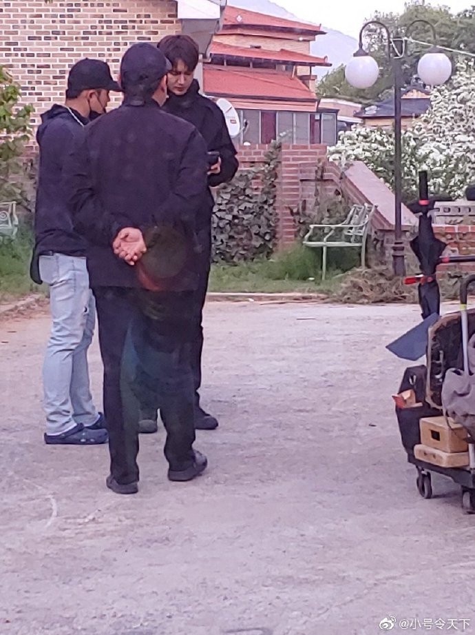 《永遠的君主》李敏鎬黑衣人路透曝光?網狂猜黑衣人身分,穿越還藏「莫比烏斯環」概念