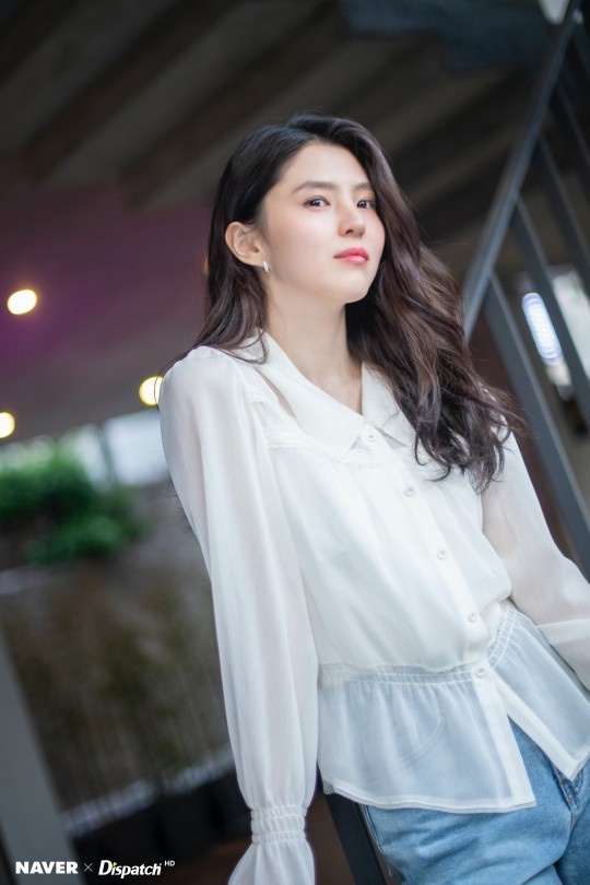 孫藝珍把醜單品穿出女神風格!女星襯衫穿搭技巧,韓素希、LISA是韓網推最強穿搭範本!