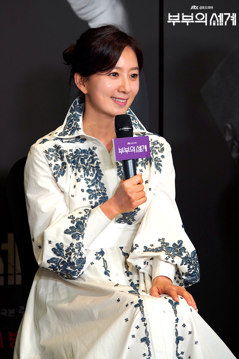 《夫婦的世界》金喜愛太會演!金喜愛霸氣碾壓小三、海邊絕望想自殺,是「影后級演技」