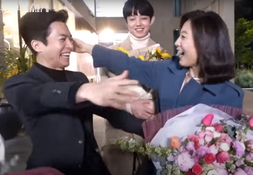 《夫婦的世界》結局花絮:泰伍、金醫生、在赫都向善雨求抱抱!