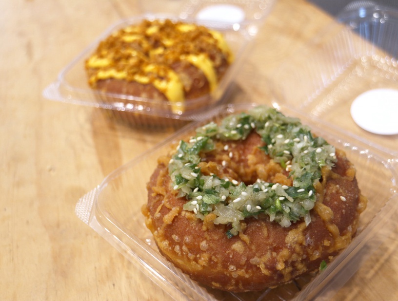 鹹蛋黃搭上甜甜圈!新開幕「圈粉」超狂脆皮甜甜圈,裹上特製酥炸麵衣,酥脆滋味超涮嘴