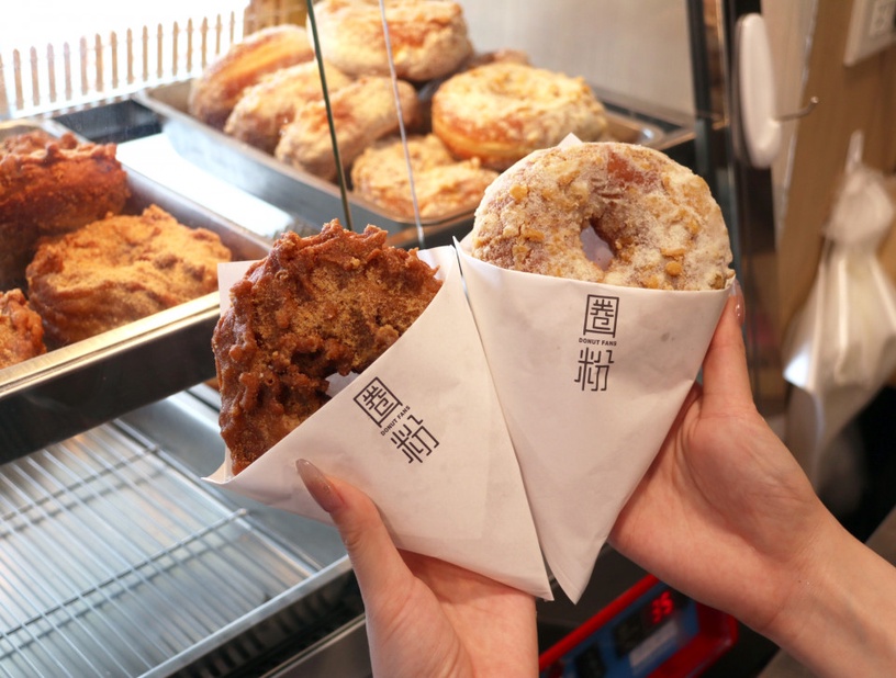 鹹蛋黃搭上甜甜圈!新開幕「圈粉」超狂脆皮甜甜圈,裹上特製酥炸麵衣,酥脆滋味超涮嘴