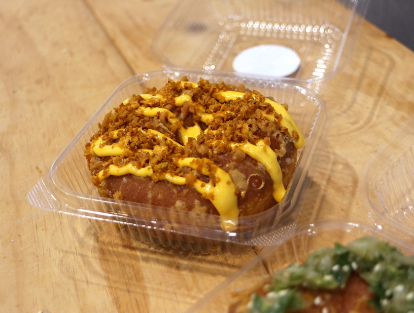 鹹蛋黃搭上甜甜圈!新開幕「圈粉」超狂脆皮甜甜圈,裹上特製酥炸麵衣,酥脆滋味超涮嘴