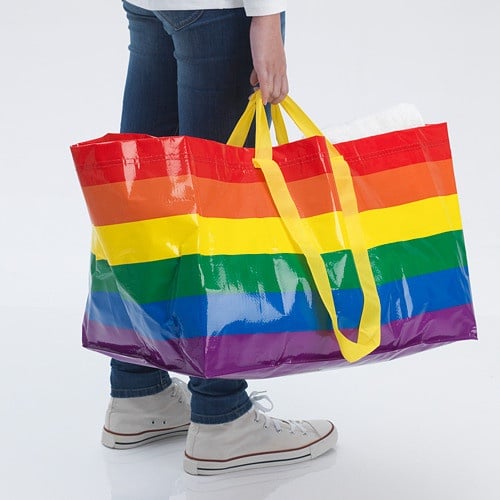 IKEA與美國LGBT人權戰線（Human Rights Campaign Foundation）合作推出「彩虹環保購物袋」，並將利潤捐獻給組織，期盼能給予LGBT族群更友善的環境！