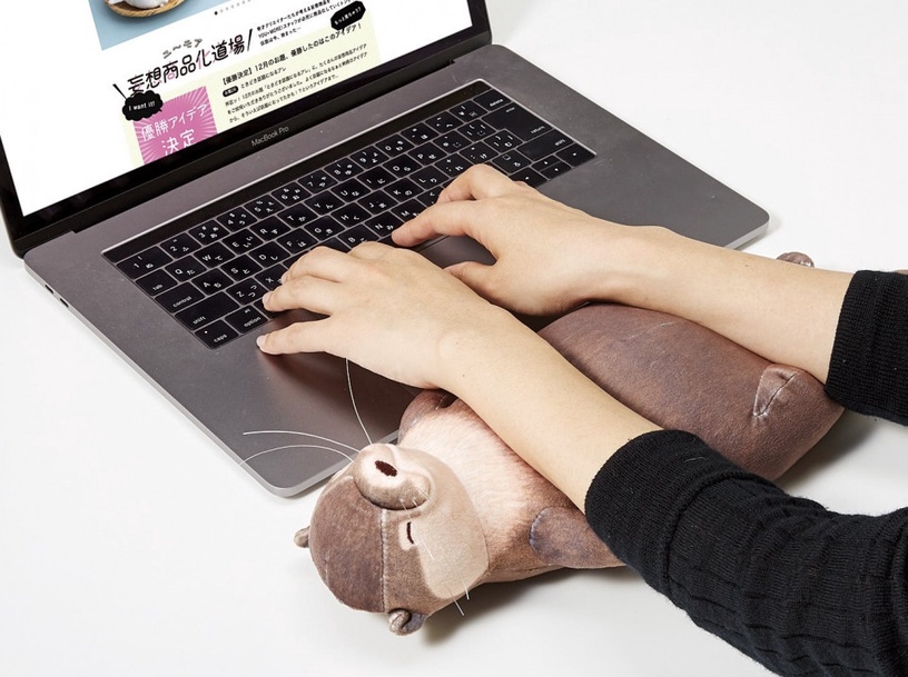日本設計品牌 You+More推出「懶洋洋水獺玩偶」可以當手腕護墊，CP值超高！