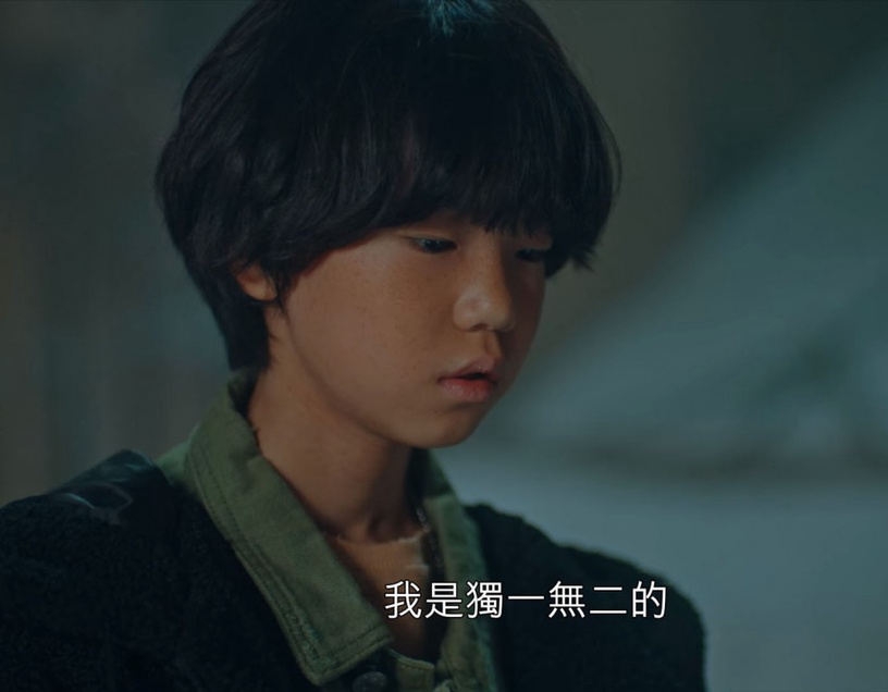 《The King:永遠的君主》溜溜球男孩是兩個世界中「唯一的存在」