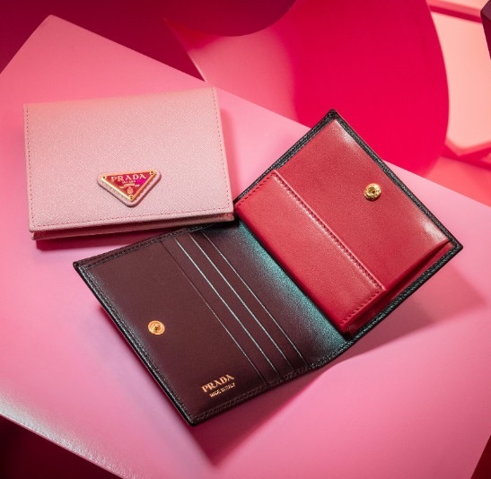 平價精品皮夾推薦5:PRADA Saffiano皮革短夾NT.12,500