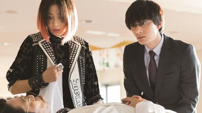 叛逆女大生廣瀨鈴拯救假死理科爸爸堤真一,爆笑日本喜劇《靠北少女》三大看點帶你看