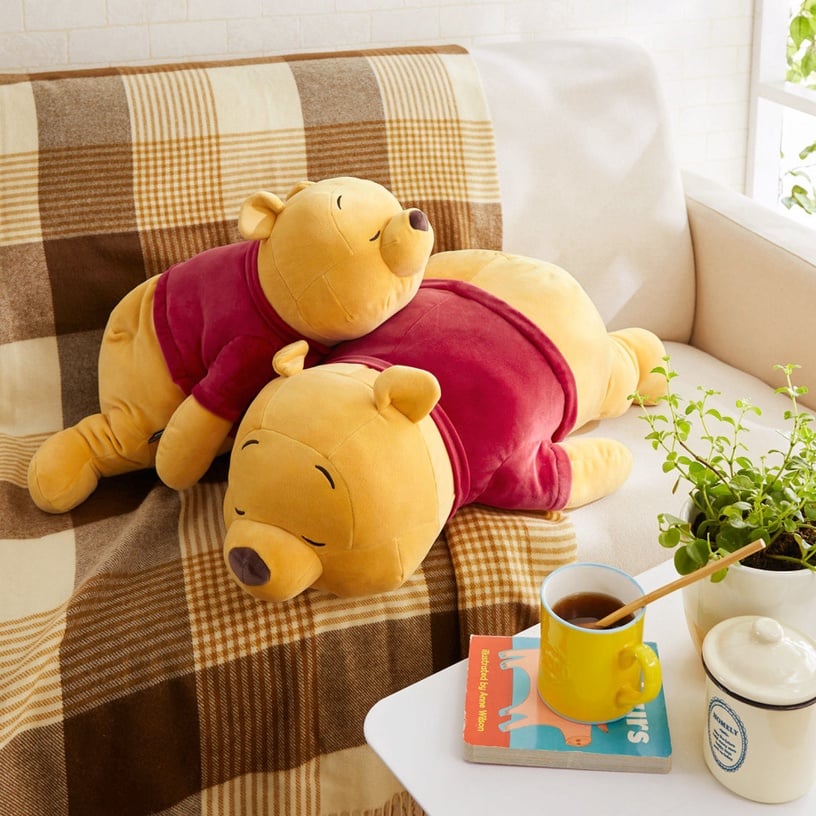迪士尼「小熊維尼睡覺抱枕」M：4,180日元（約NT$1,150）、L：5,280日元（約NT$1,450）