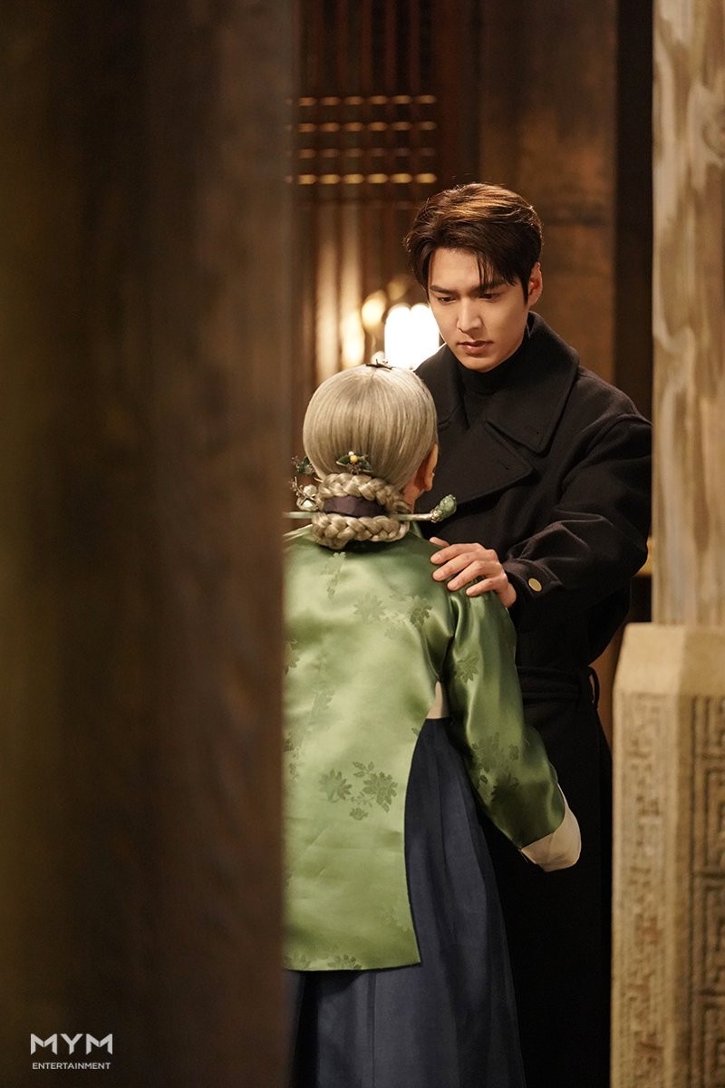 《The King:永遠的君主》和李敏鎬拍擁抱戲,盧尚宮:「唉唷我的脖子!」