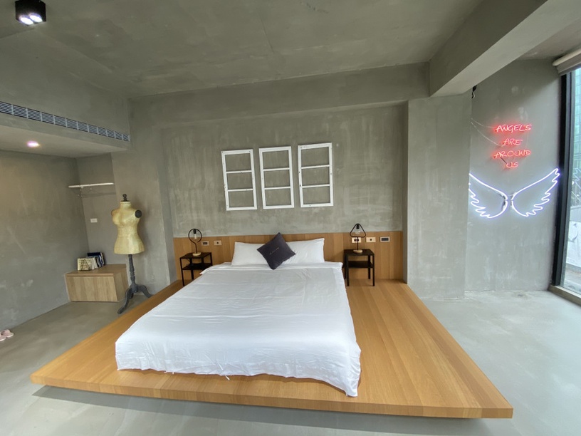 台中民宿推薦!超美工業風「美好年代」住宿送雙人套餐,房間內還有超美打卡牆