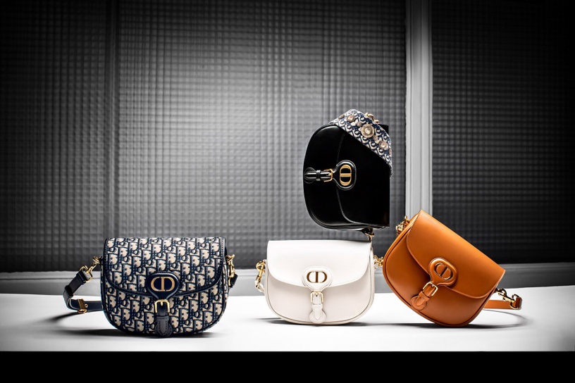 Dior Bobby 黑色皮革小型肩背包,NT$99,000/駝色中型肩背包,NT$110,000 Dior Bobby Oblique 藍色刺繡帆布中型肩背包,NT$110,000/白色大型肩背包,NT$128,000