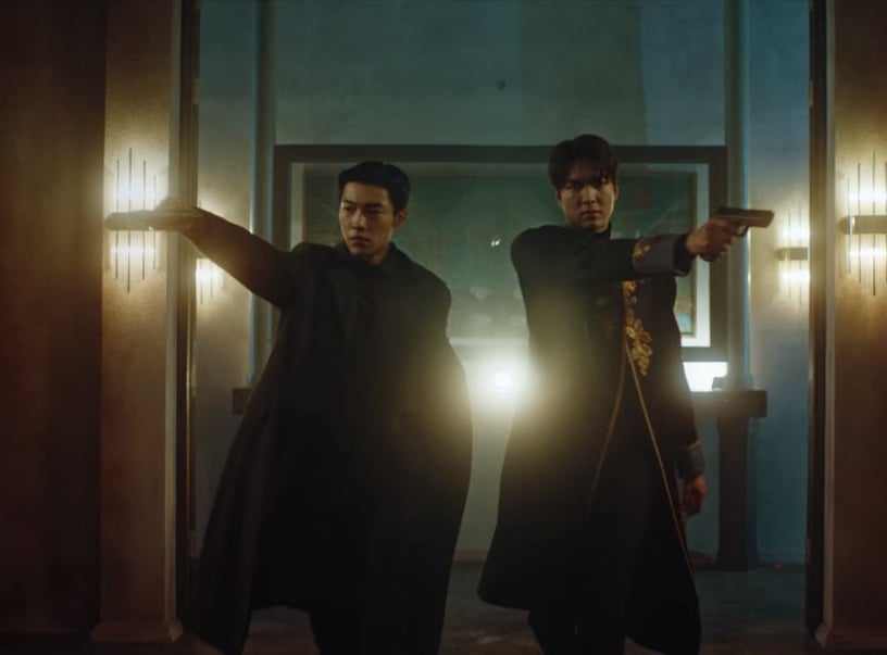 《The King:永遠的君主》致敬的彩蛋細節1:《鬼怪》袞影帥氣舉槍