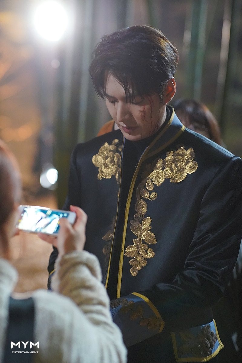 《The King:永遠的君主》李敏鎬皇帝造型回顧1:歐風宮廷裝