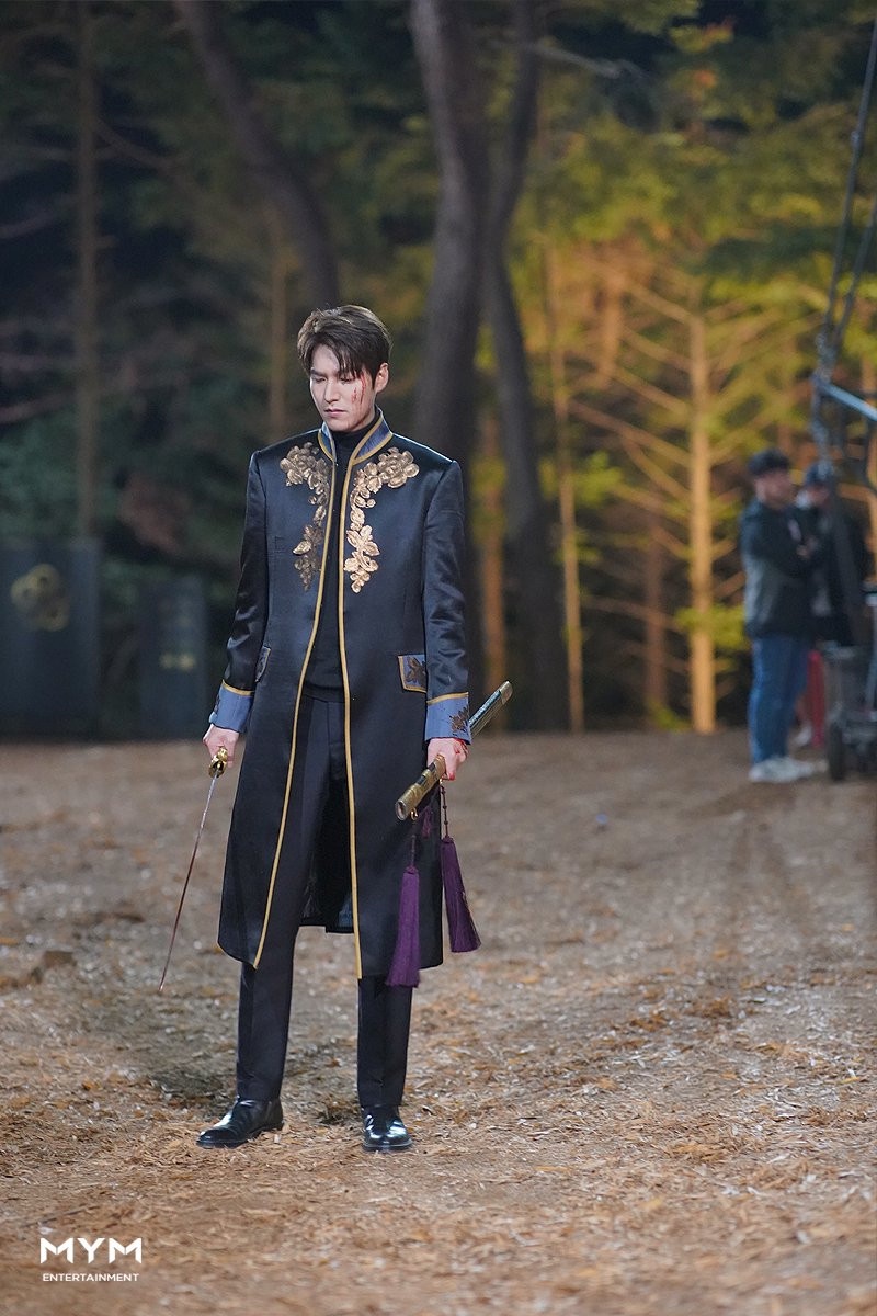 《The King:永遠的君主》李敏鎬皇帝造型回顧1:歐風宮廷裝