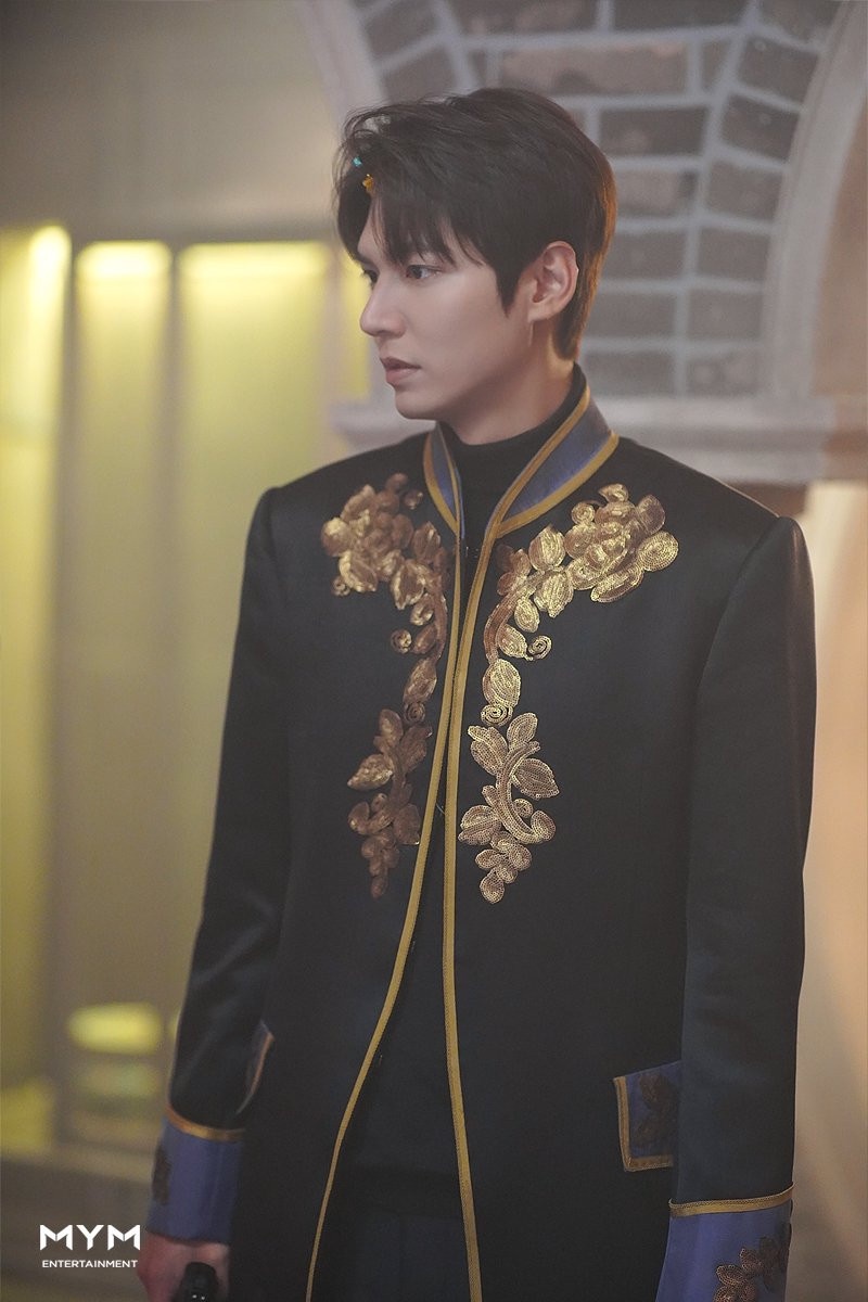《The King:永遠的君主》李敏鎬皇帝造型回顧1:歐風宮廷裝