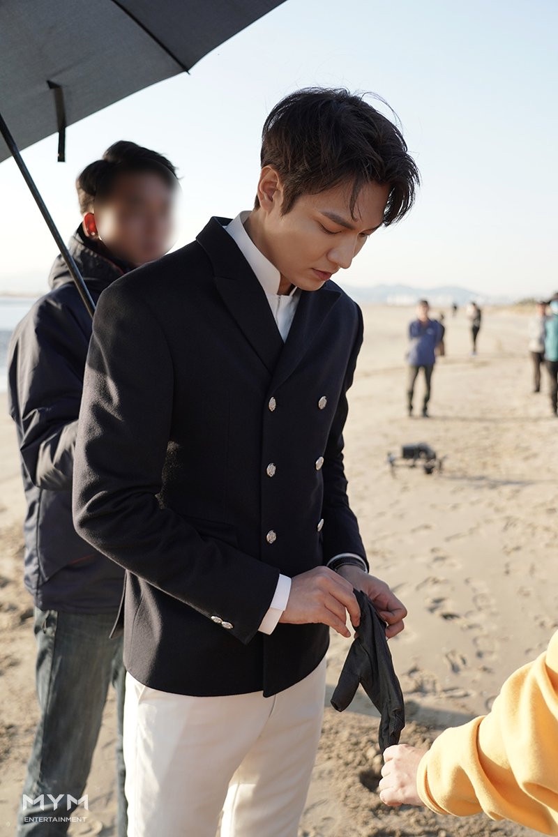 《The King:永遠的君主》李敏鎬皇帝造型回顧3:騎裝+白馬,是王子本人