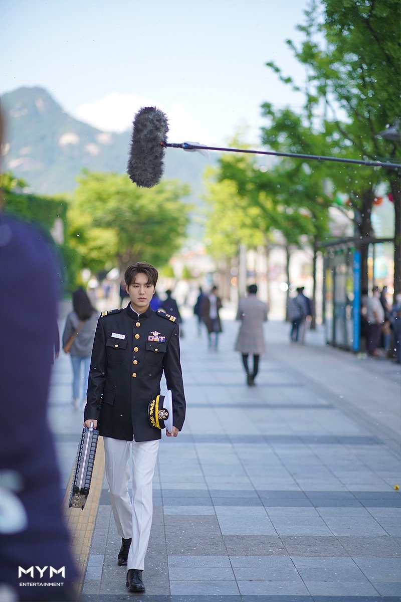 《The King:永遠的君主》李敏鎬皇帝造型回顧:李知勳的軍裝誘惑