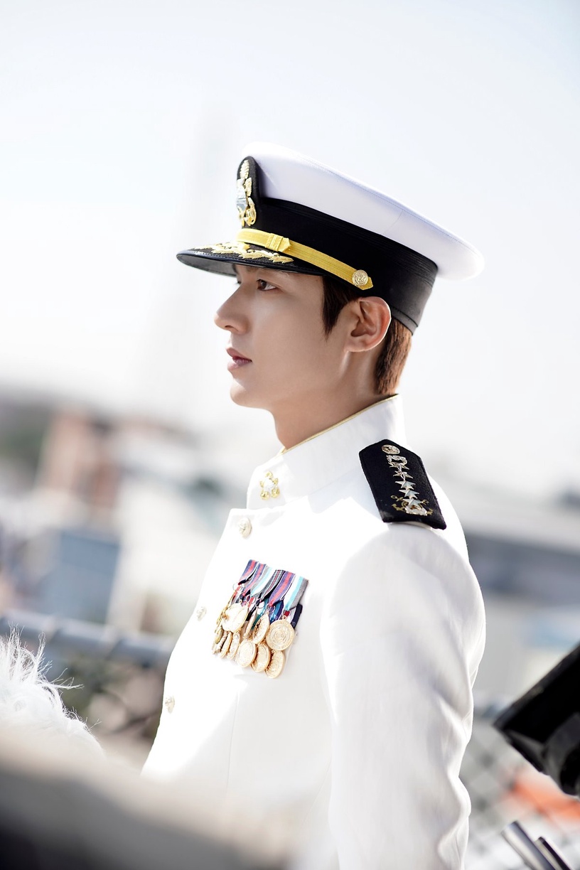 《The King:永遠的君主》李敏鎬皇帝造型回顧5:李袞的白色海軍制服